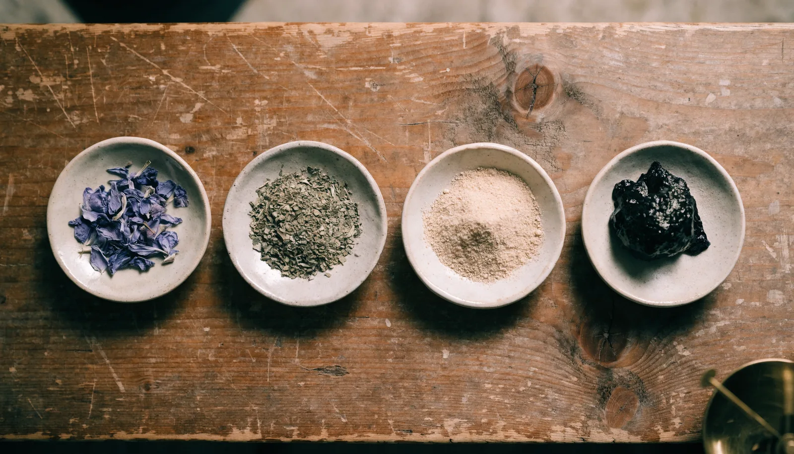 Keramikskålar med blue lotus-kronblad, torkad kanna, extraktpulver och resin
