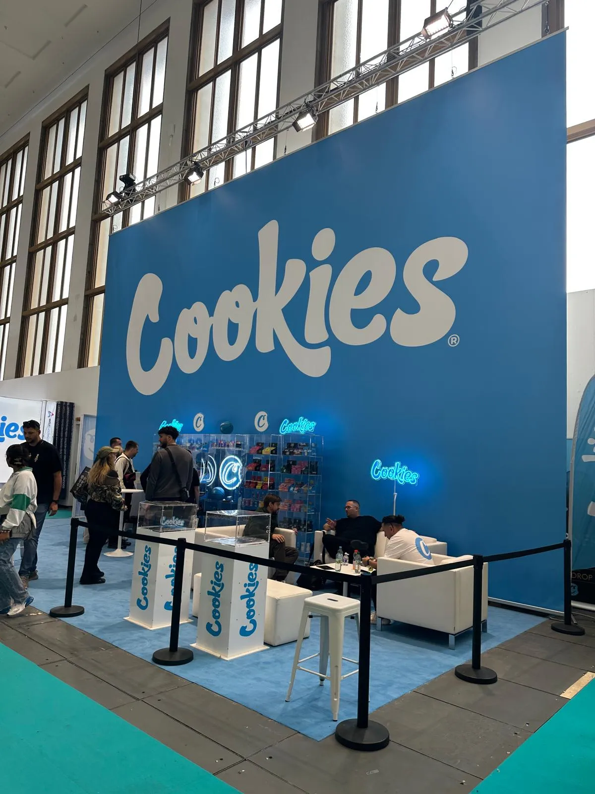 Cookies-monter med stor blå vägg och lounge på Mary Jane Berlin 2026