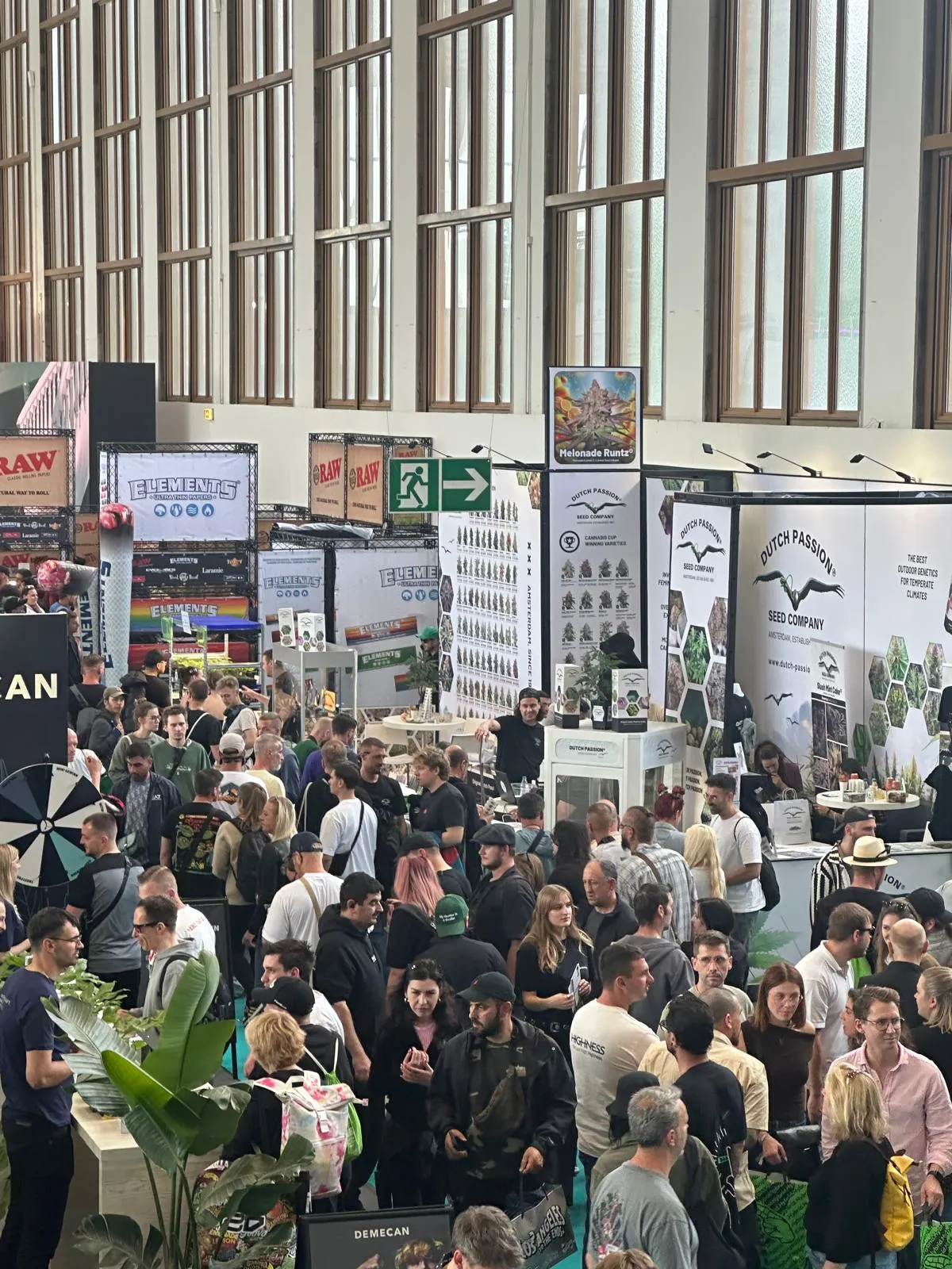 Fullsatt mässhall med cannabismontrar på Mary Jane Berlin 2026
