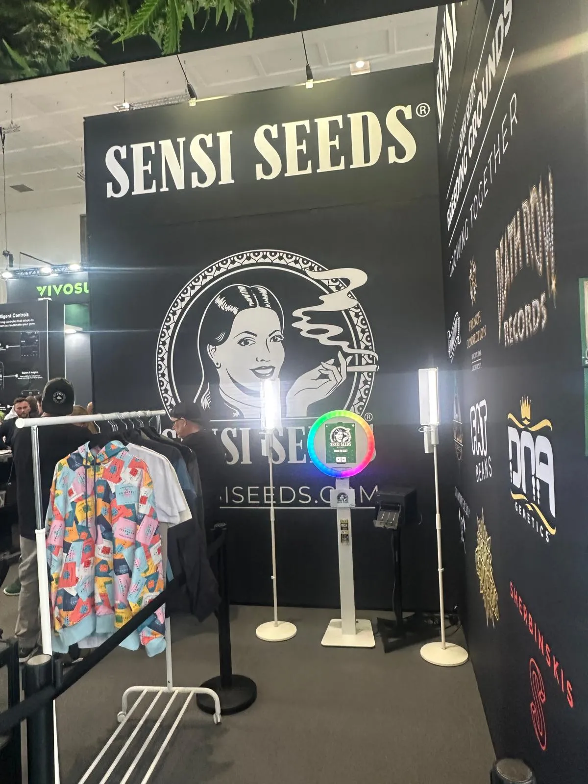 Sensi Seeds-monter med DNA Genetics och Sherbinskis branding på Mary Jane Berlin 2026